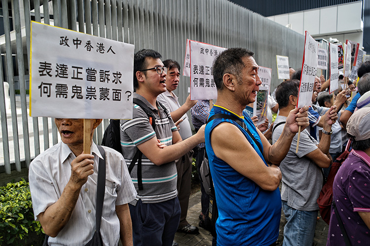 近百名香港本地市民参加请愿示威活动。
