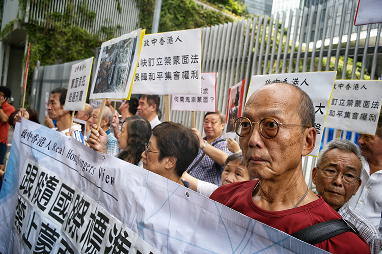 请愿示威中，香港市民高举多张反对蒙面示威的标语。