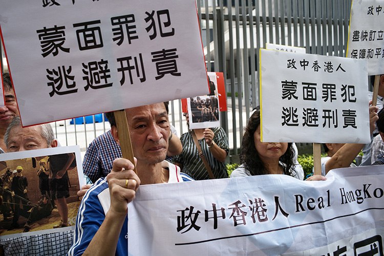 香港市民在特区政府门前请愿示威，呼吁禁止蒙面游行。