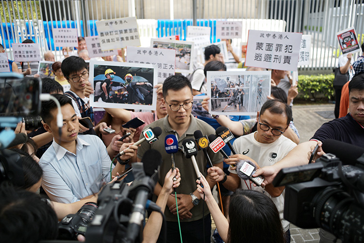 “政中香港人”活动召集人接受记者采访。