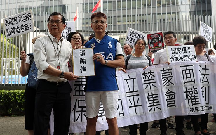 一位香港特区政府工作人员接受“政中香港人”的请愿信。