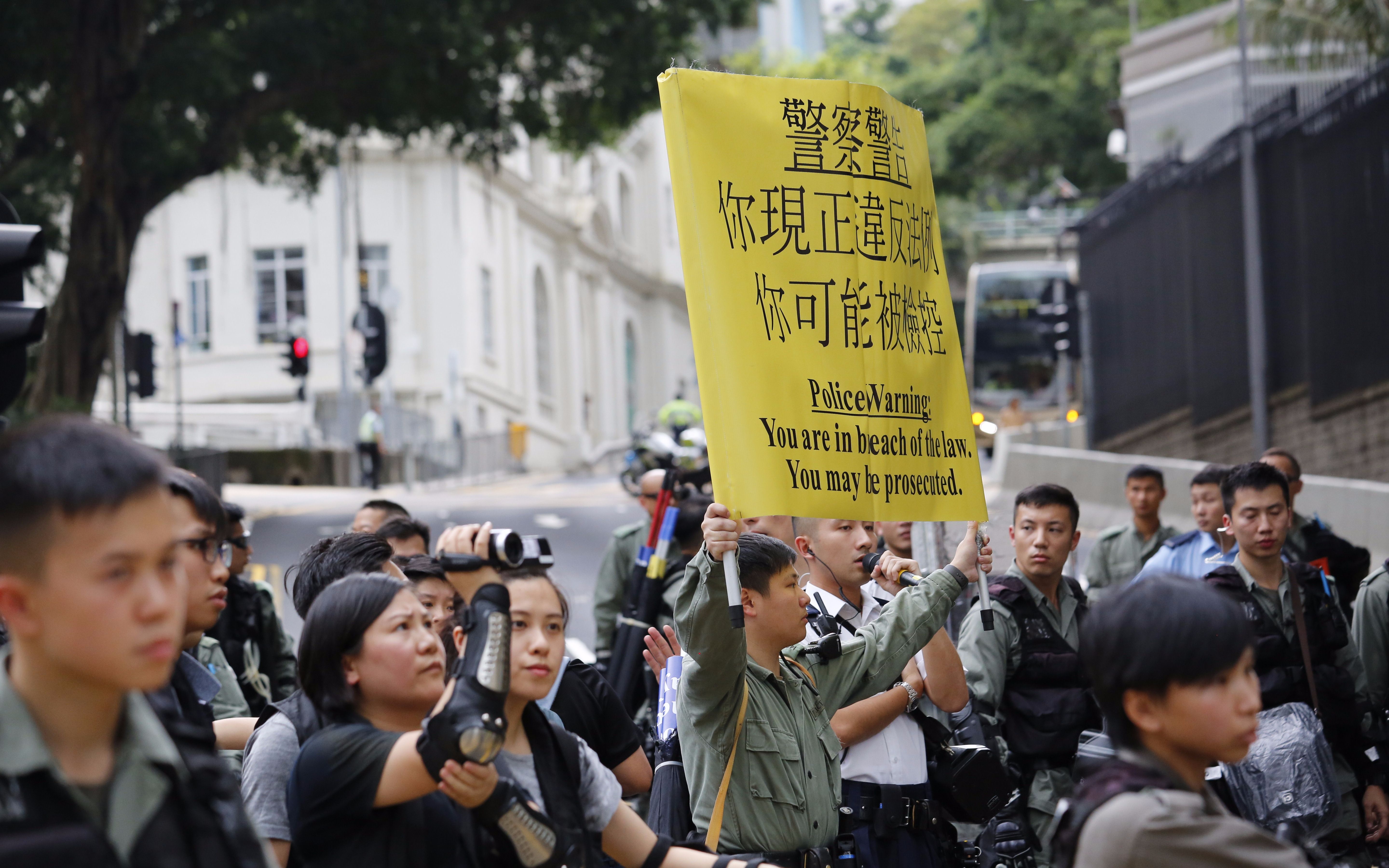 香港多處現非法集會示威者拆卸欄杆港鐵關閉部分站點