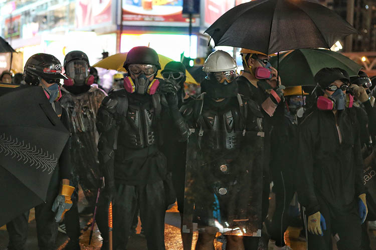 暴徒在铜锣湾多处纵火港警控制多名黑衣人