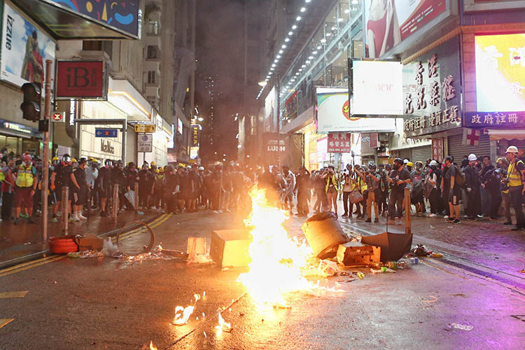 暴徒在铜锣湾多处纵火港警控制多名黑衣人