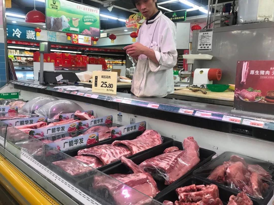 超市猪肉柜台 。 图片来源：新京报 新京报记者 陈琳 摄