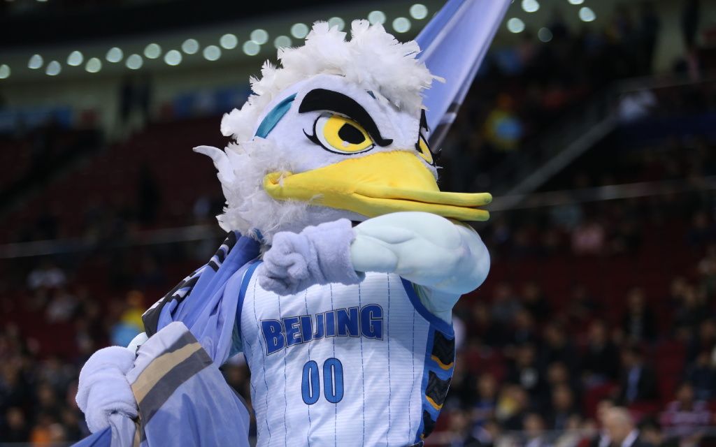 北京首钢男篮吉祥物"霹雳鸭".图/郝伟翔微博