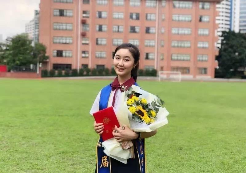 上热搜,凭借超过本科线113分的优异成绩入读中国传媒大学播音主持专业