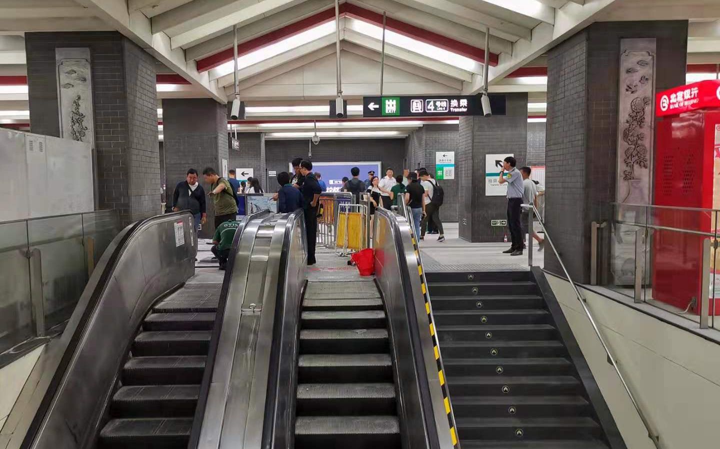 平安里地铁站恢复运营:冒烟扶梯正抢修,站内气味呛鼻