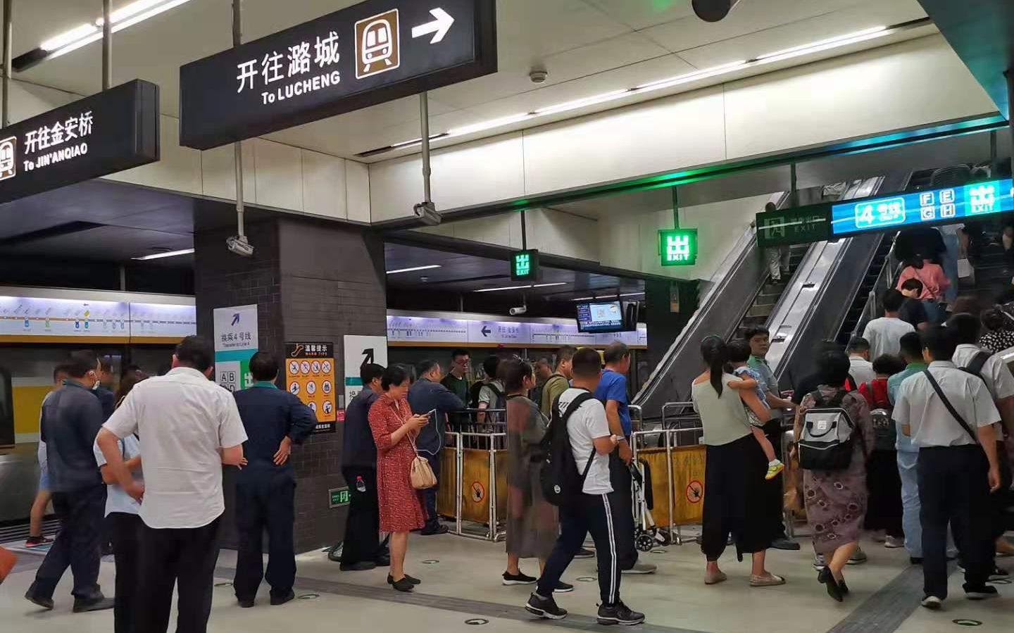 平安里地铁站恢复运营:冒烟扶梯正抢修,站内气味呛鼻