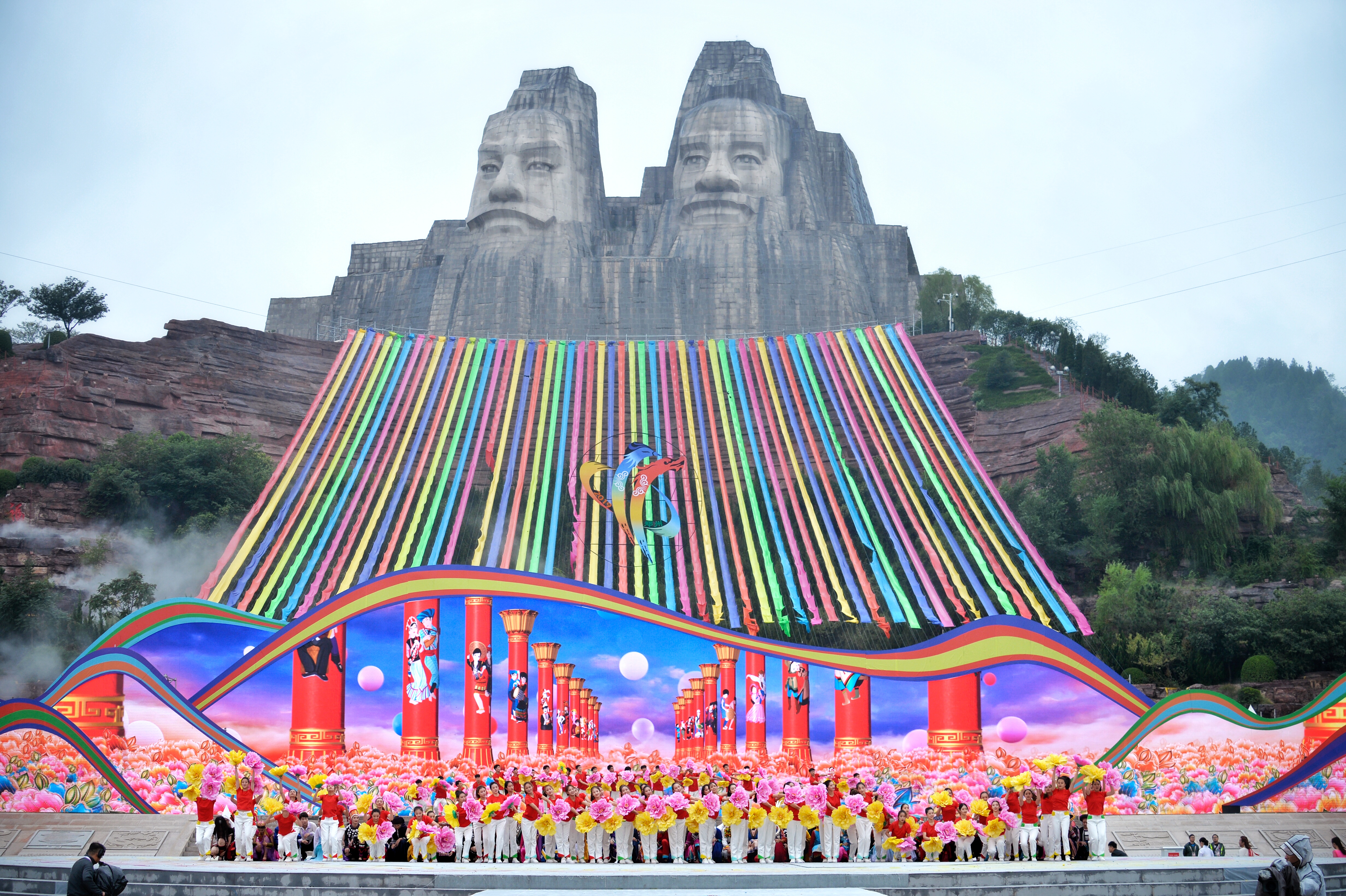 黄河岸边民族大联欢河南非遗项目集中亮相