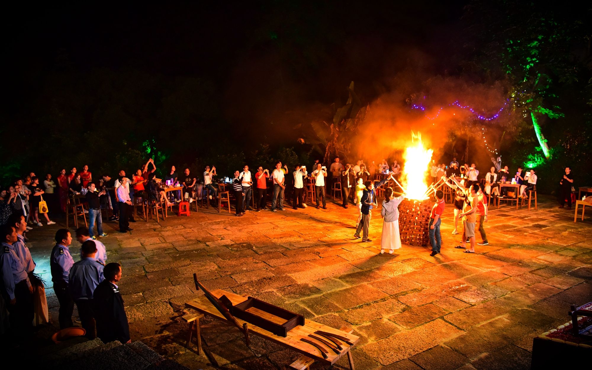 天黑之后,在塔内烧起火,大家在火堆旁唱歌,跳舞,举办一场篝火晚会