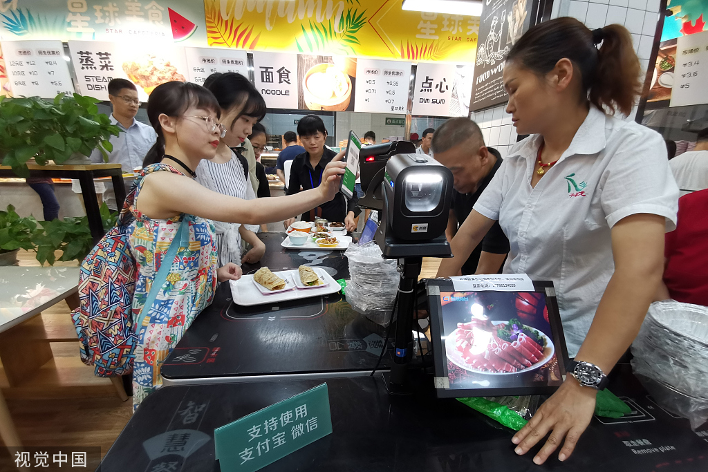 視覺中國據北京青年報報道,開學伊始,一段拍攝浙江萬里學院學生食堂的