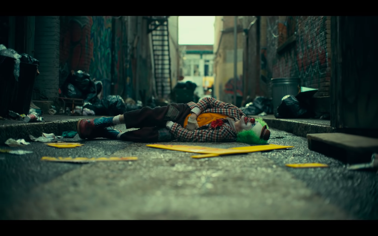 亚瑟·弗莱克,这个在生活与职场都遭遇困境的可怜家伙,母亲似乎也得了