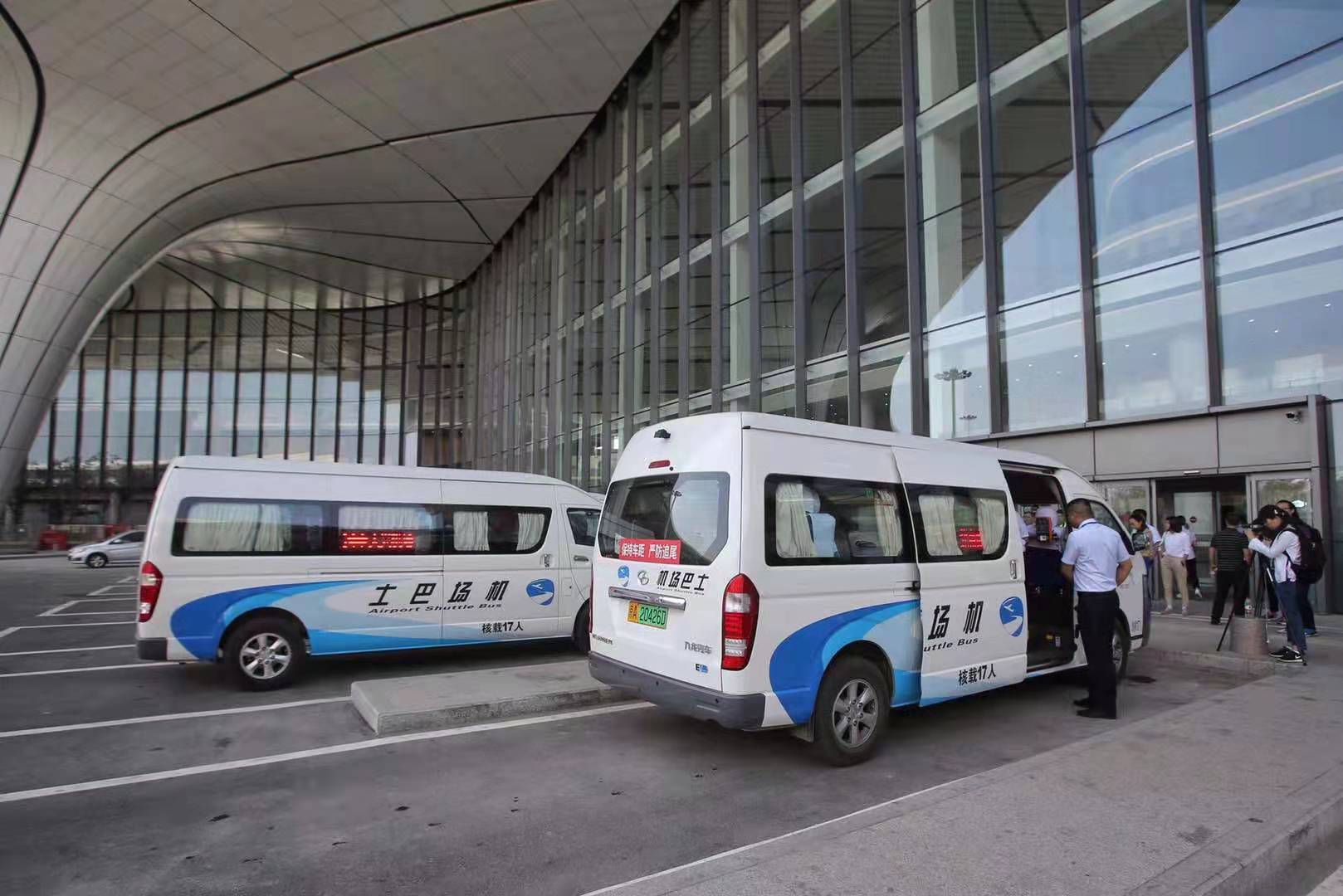 机场巴士全部采用纯电动的新能源车型,由于运营初期从大兴机场出发