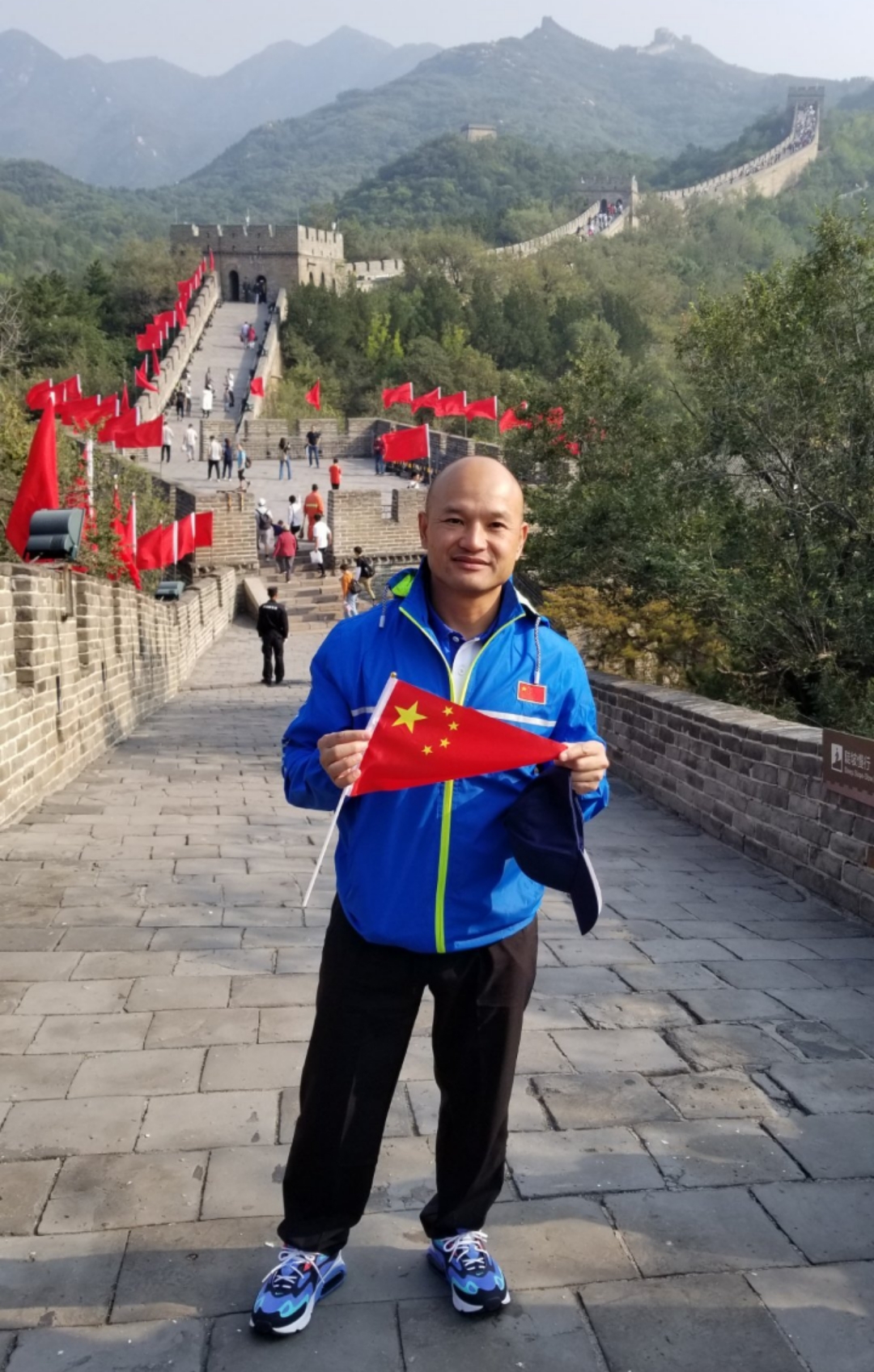 香港"光头警长"刘泽基游长城,称圆了40多年心中梦想
