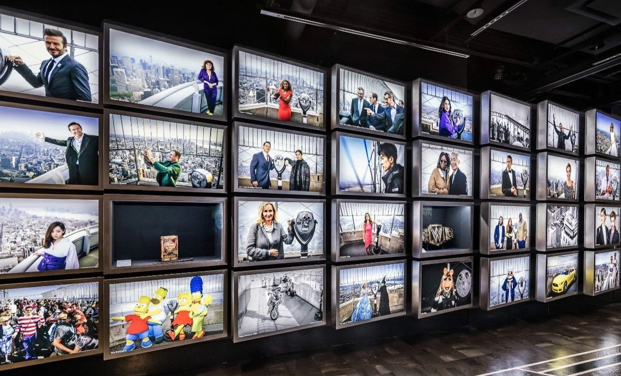 易烊千玺照片登纽约帝国大厦名人墙去年曾参观留影