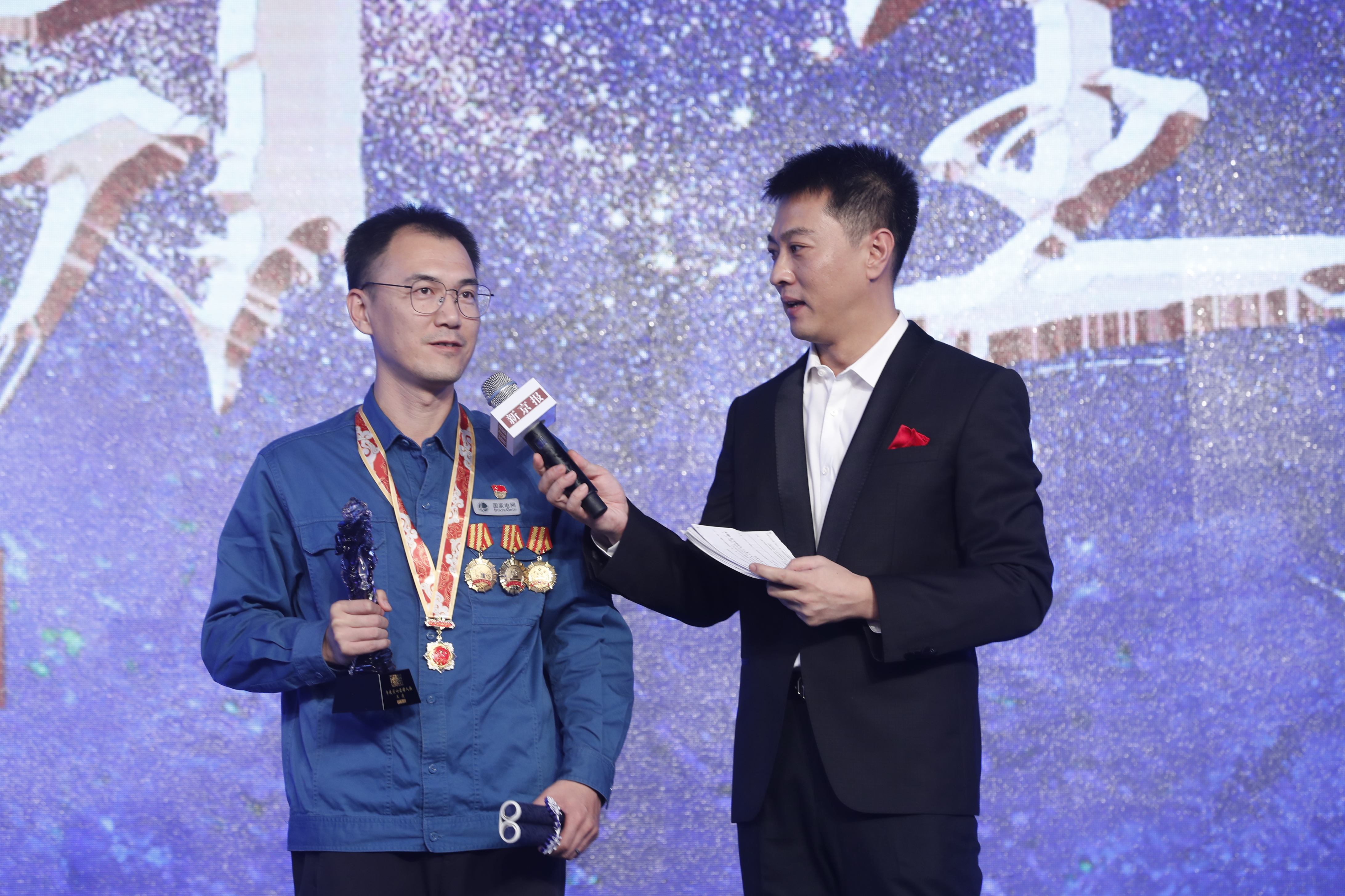 660千伏带电作业第一人王进坚守百米高空值了