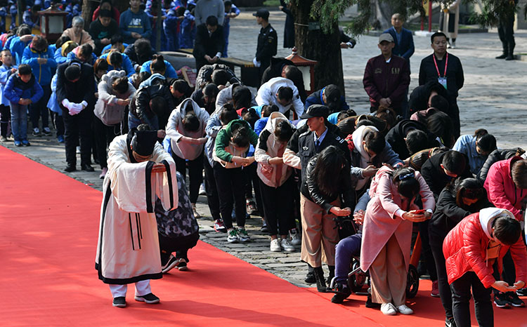 祭孔大典上,北京七中的同學表演