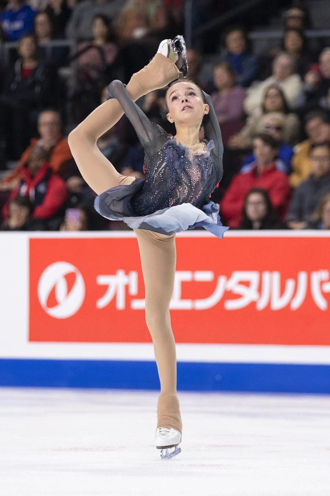 这个高颜值俄罗斯少女才15岁,她已是花滑大奖赛第一人