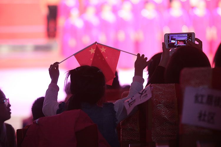 合唱节现场,小观众挥舞五星红旗.