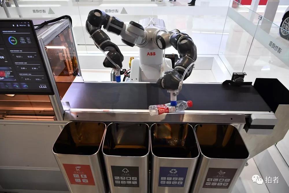 11月5日,abb有限公司展出的"人工智能垃圾分拣机器人".