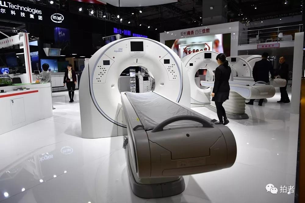 11月5日,佳能公司展出的医疗ct机.