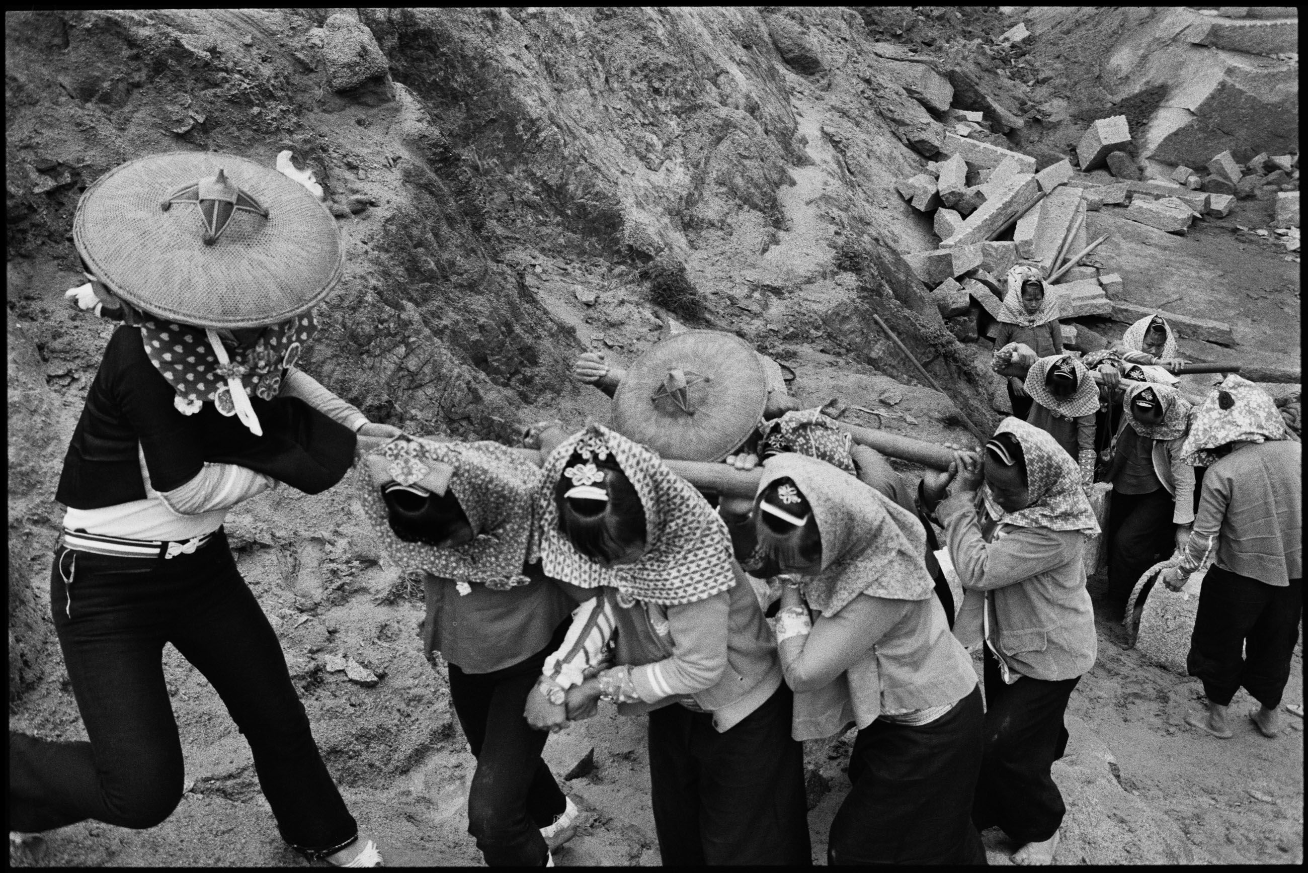 1989年4月15日,福建惠安大岞村,六个惠安女人组队搬运花岗石.