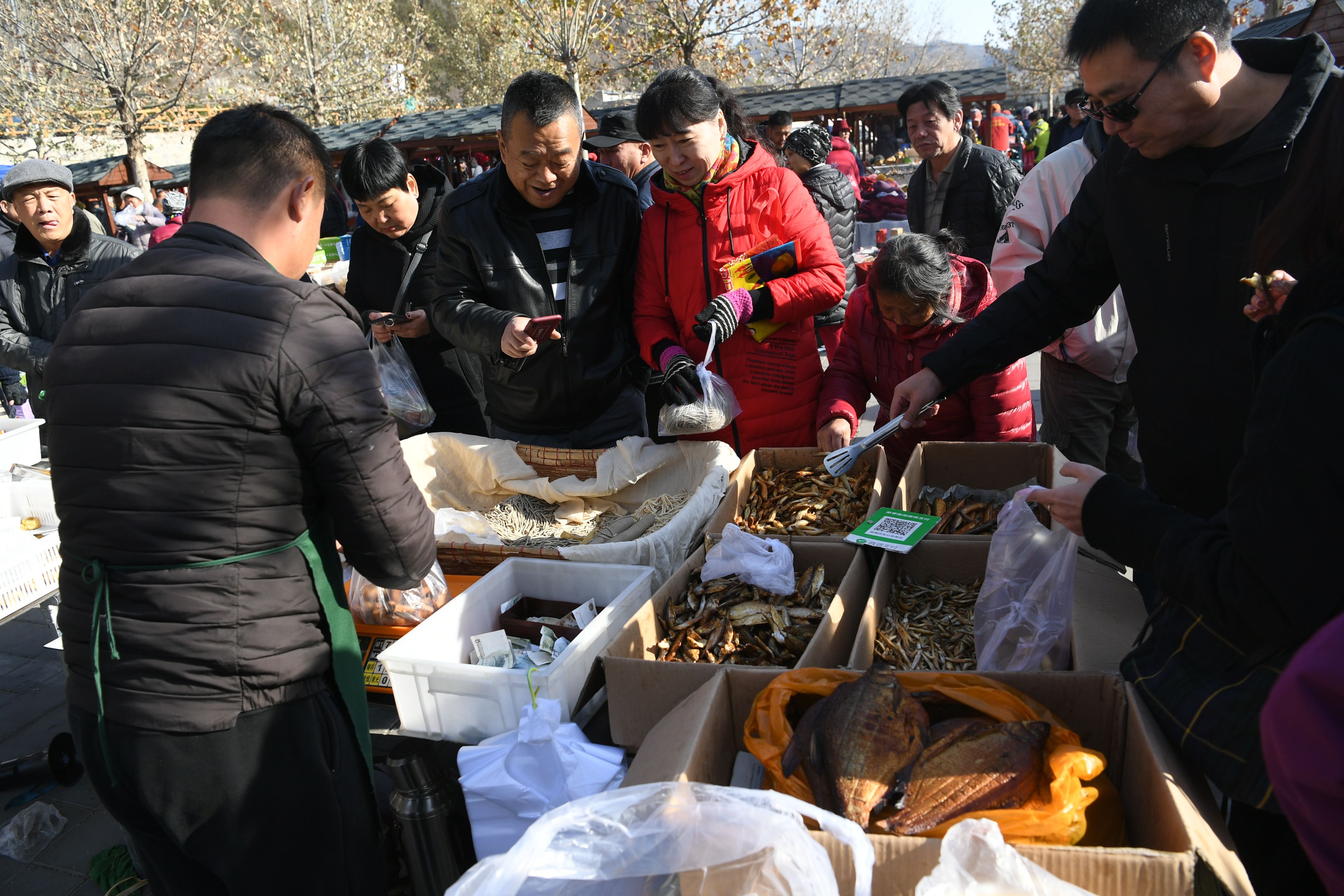 京郊陇驾庄风情园里摆开乡村大集
