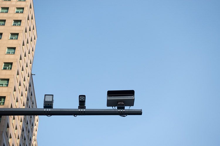 朝外大街,新增电子停车收费摄像头已经安装完毕.