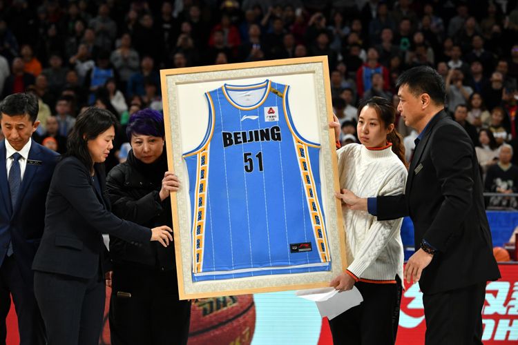 吉喆球衣退役51号球衣飘扬在球馆上空组图