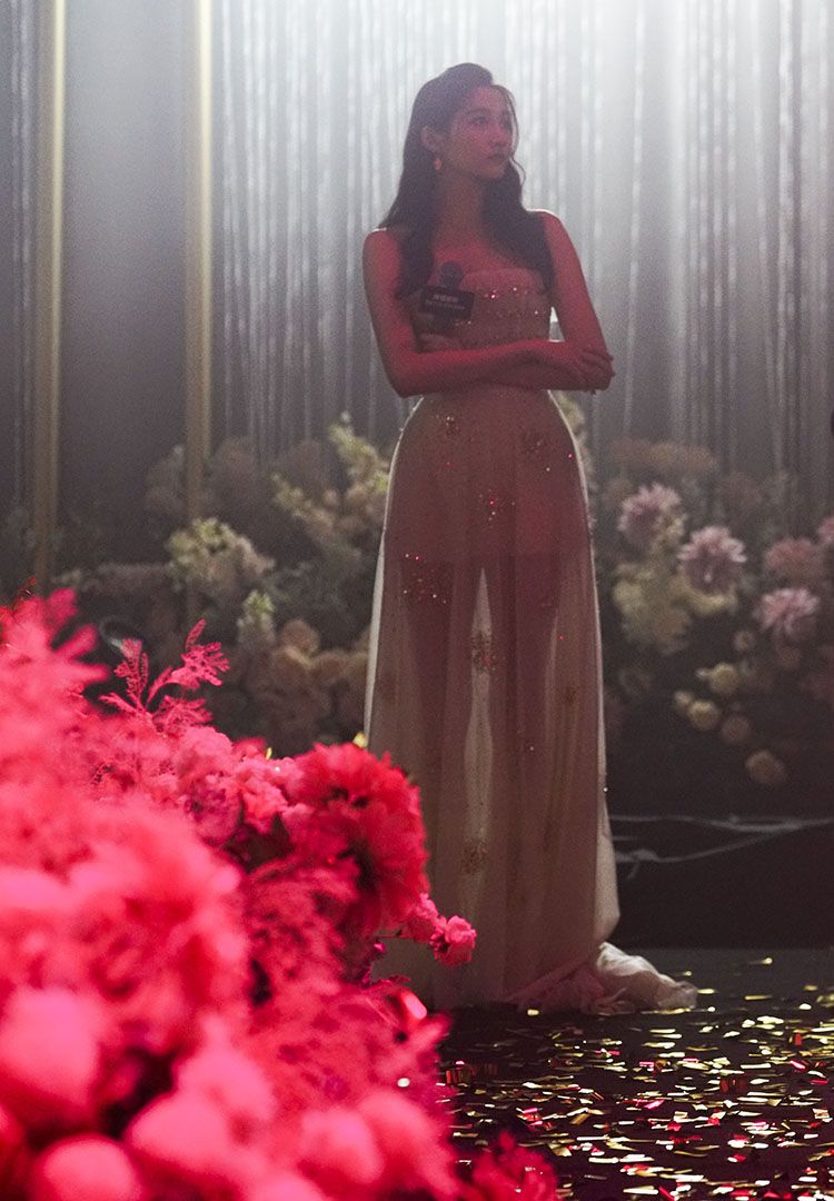 关晓彤化身创意师亲自设计出爱丽丝花园