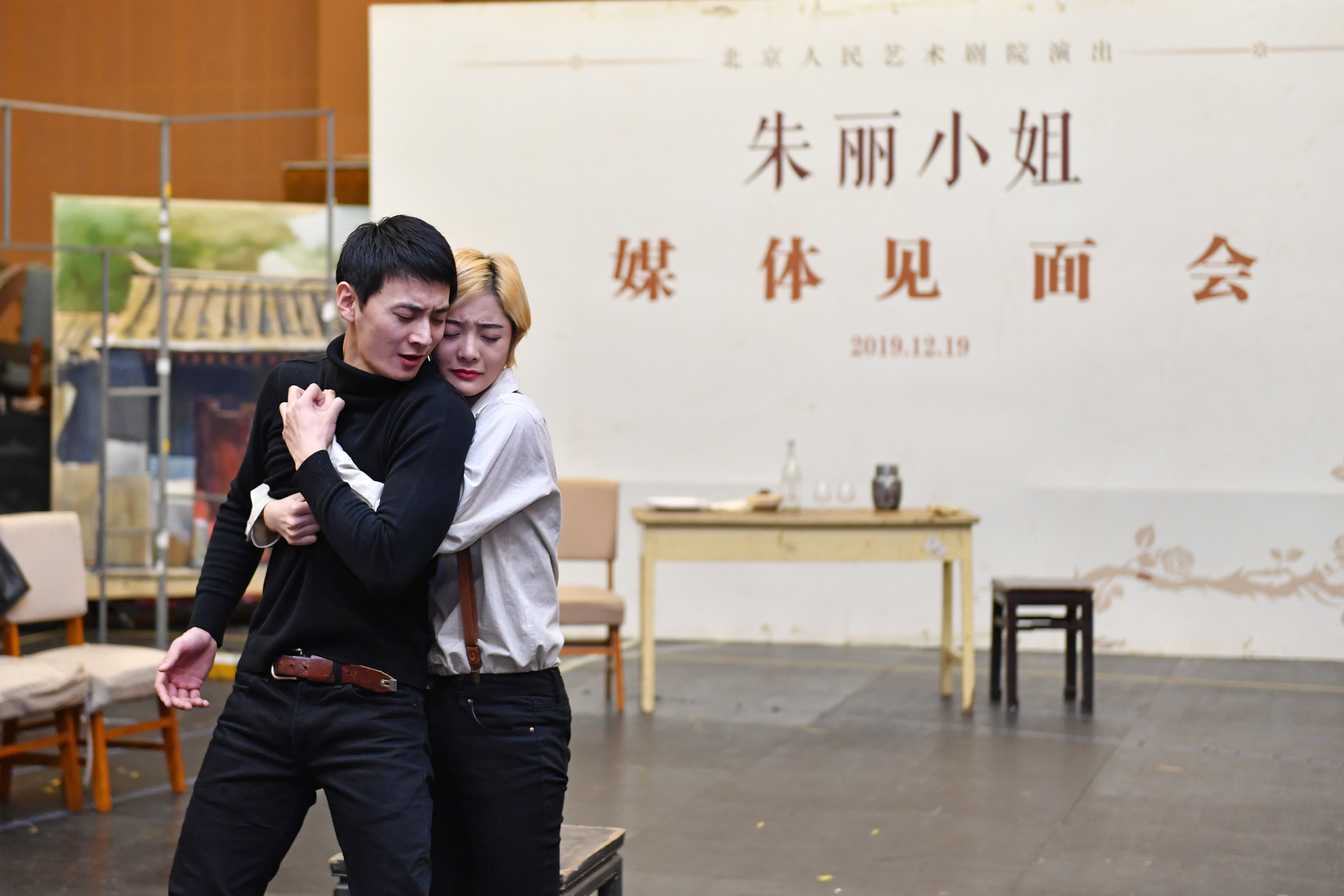 此次北京人艺派出全青春阵容,在《朱丽小姐》中,青年演员徐岑子,李越