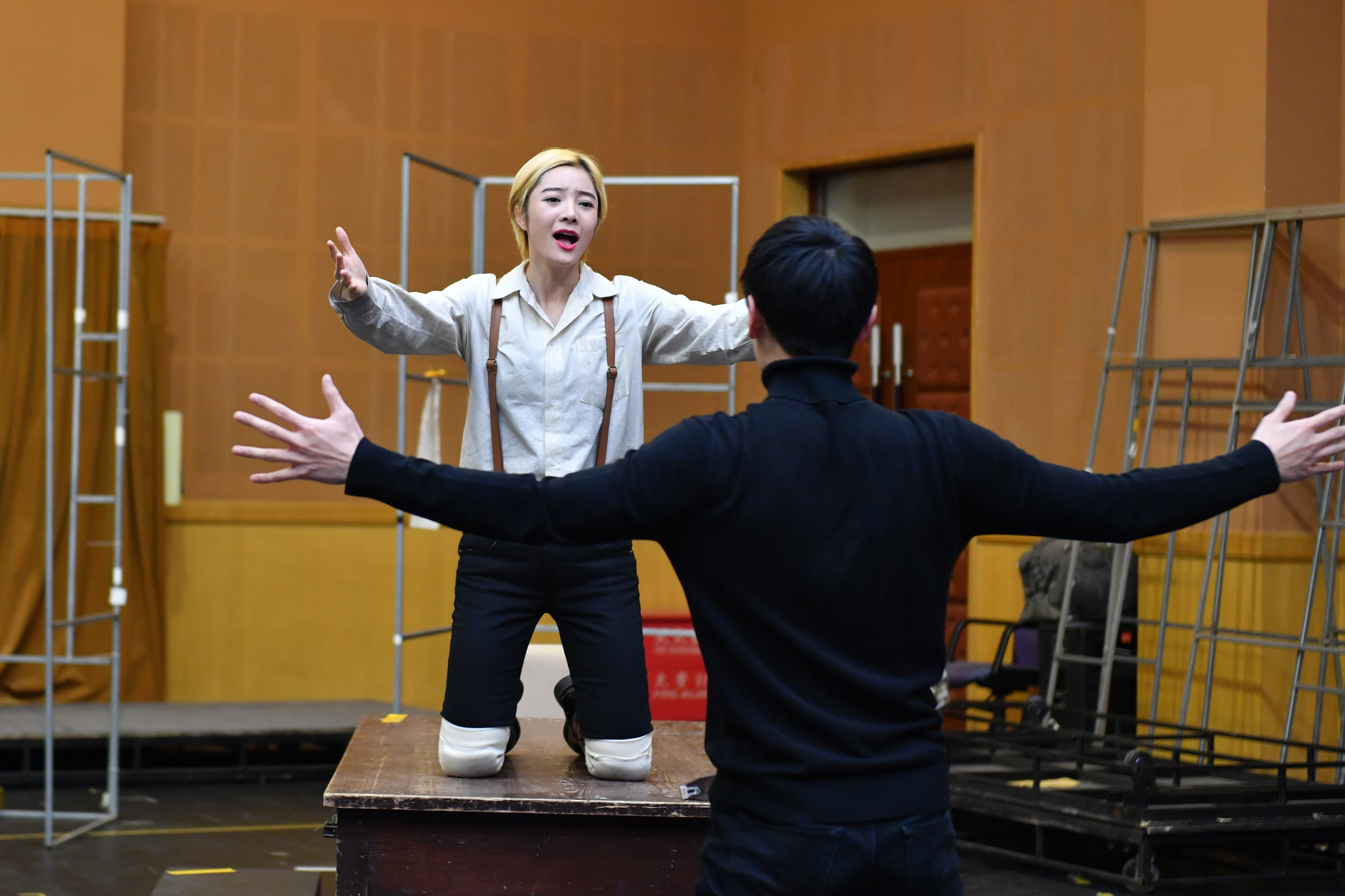 此次北京人艺派出全青春阵容,在《朱丽小姐》中,青年演员徐岑子,李越