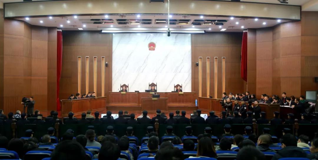 查明,被告人虞关荣犯流氓罪于1997年刑满释放后,先后结识被告人吴才龙