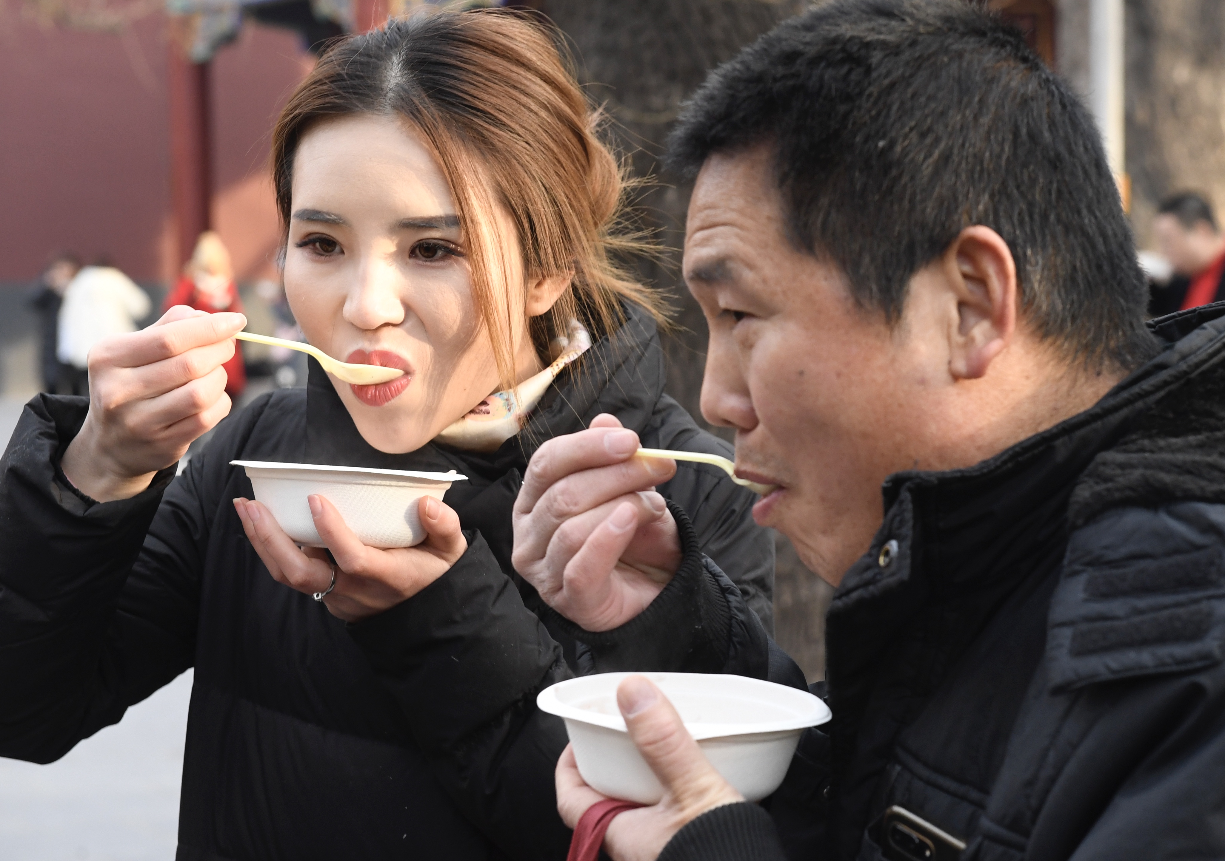 腊八节"粥友"聚在雍和宫,内蒙古7岁女孩坐火车赶来