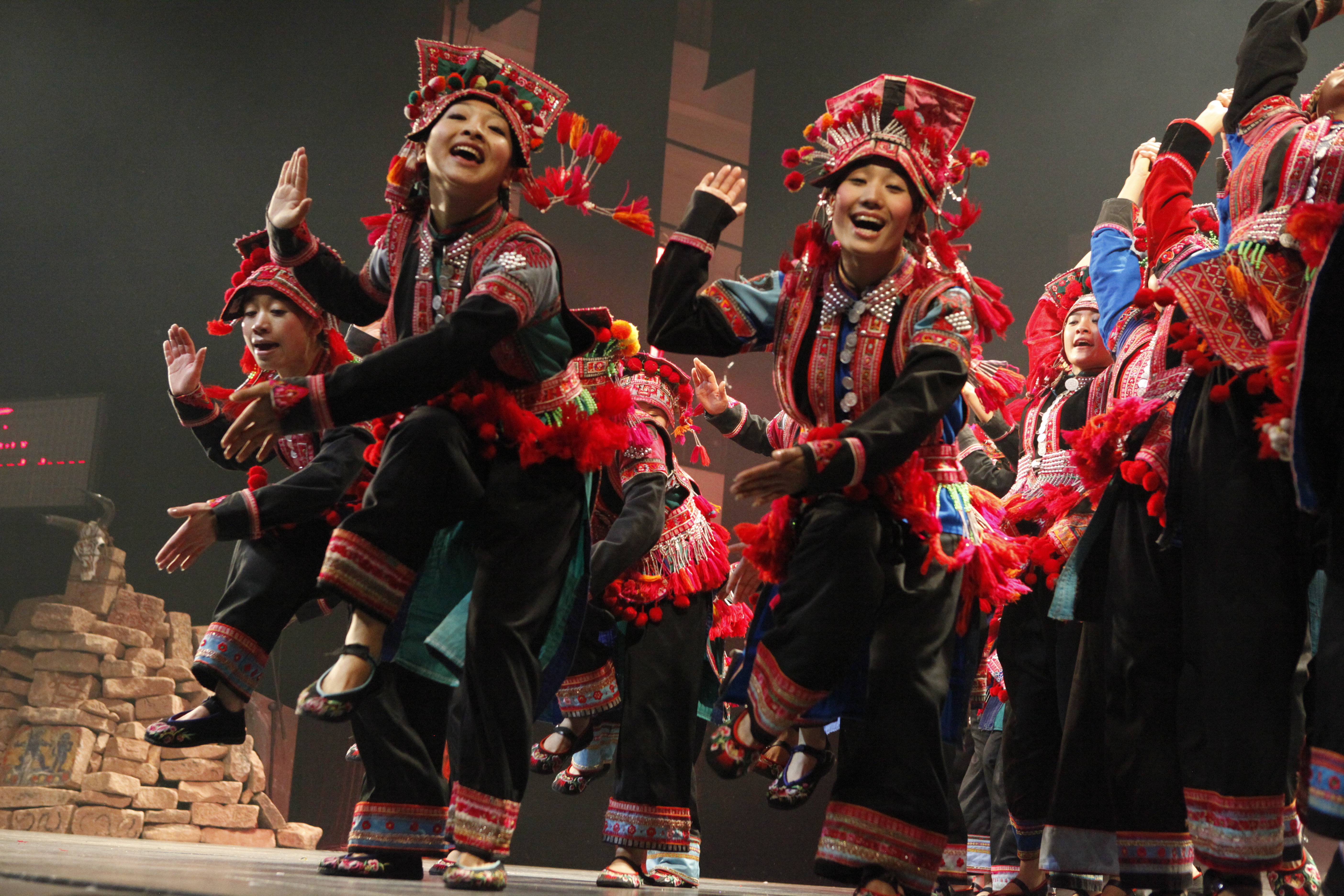 是一部没有用故事作为结构却包容了所有故事内涵的大型原生态歌舞作品