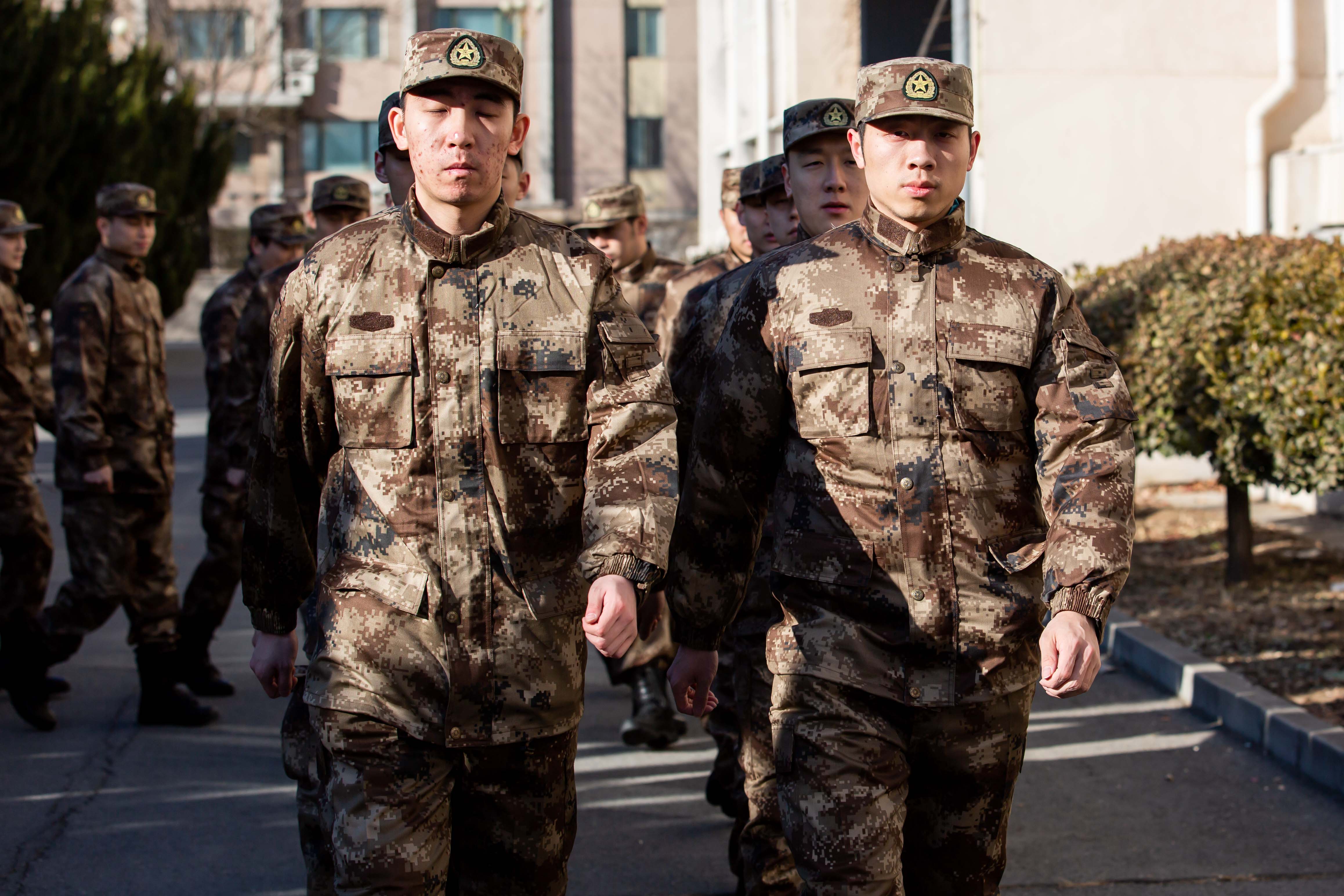 丁宁穿上军装英姿飒爽.女队小将整理着装.樊振东整理着装.排队集合.