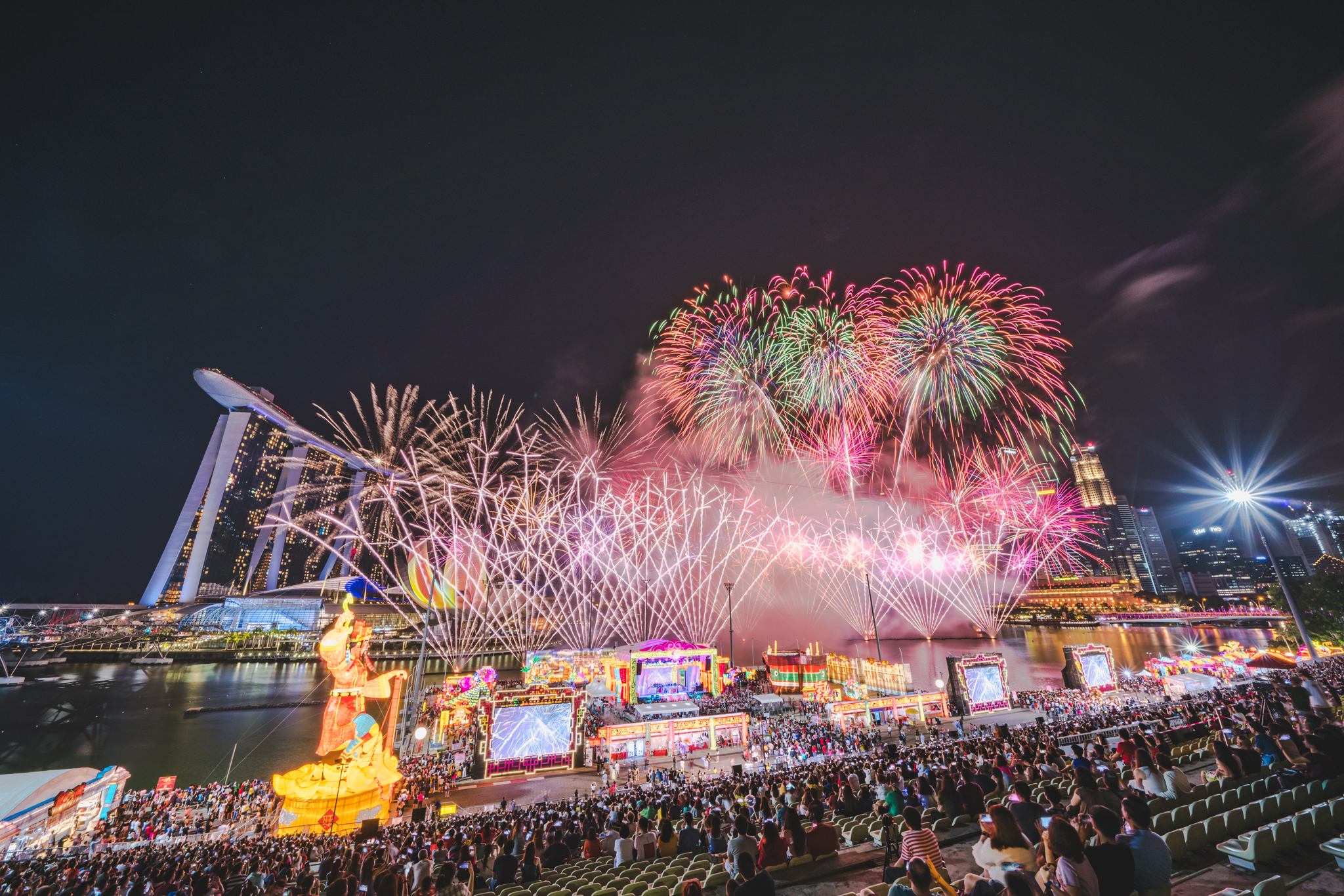 到此一游|从烟花到财神爷红包,新加坡年味儿浓