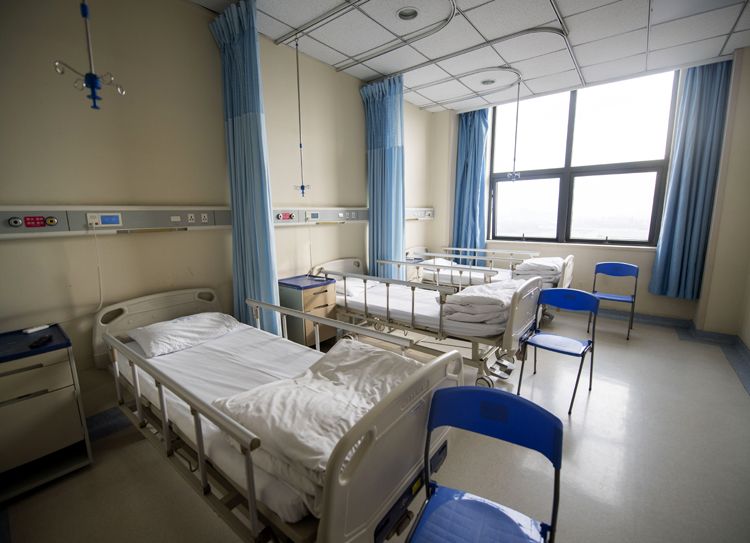 每间隔离病房有3张床位,配备洗手间.隔离病房对面的医护人员生活区.