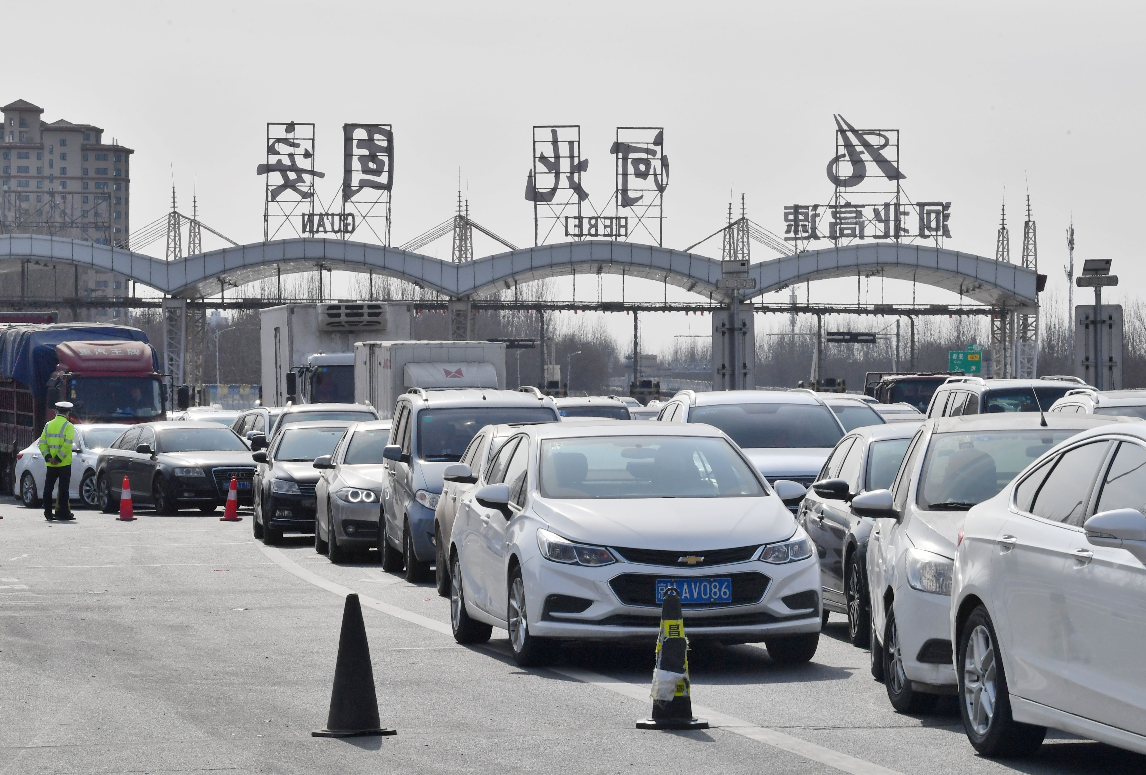 大广高速固安进京检查站,排队进京车辆.