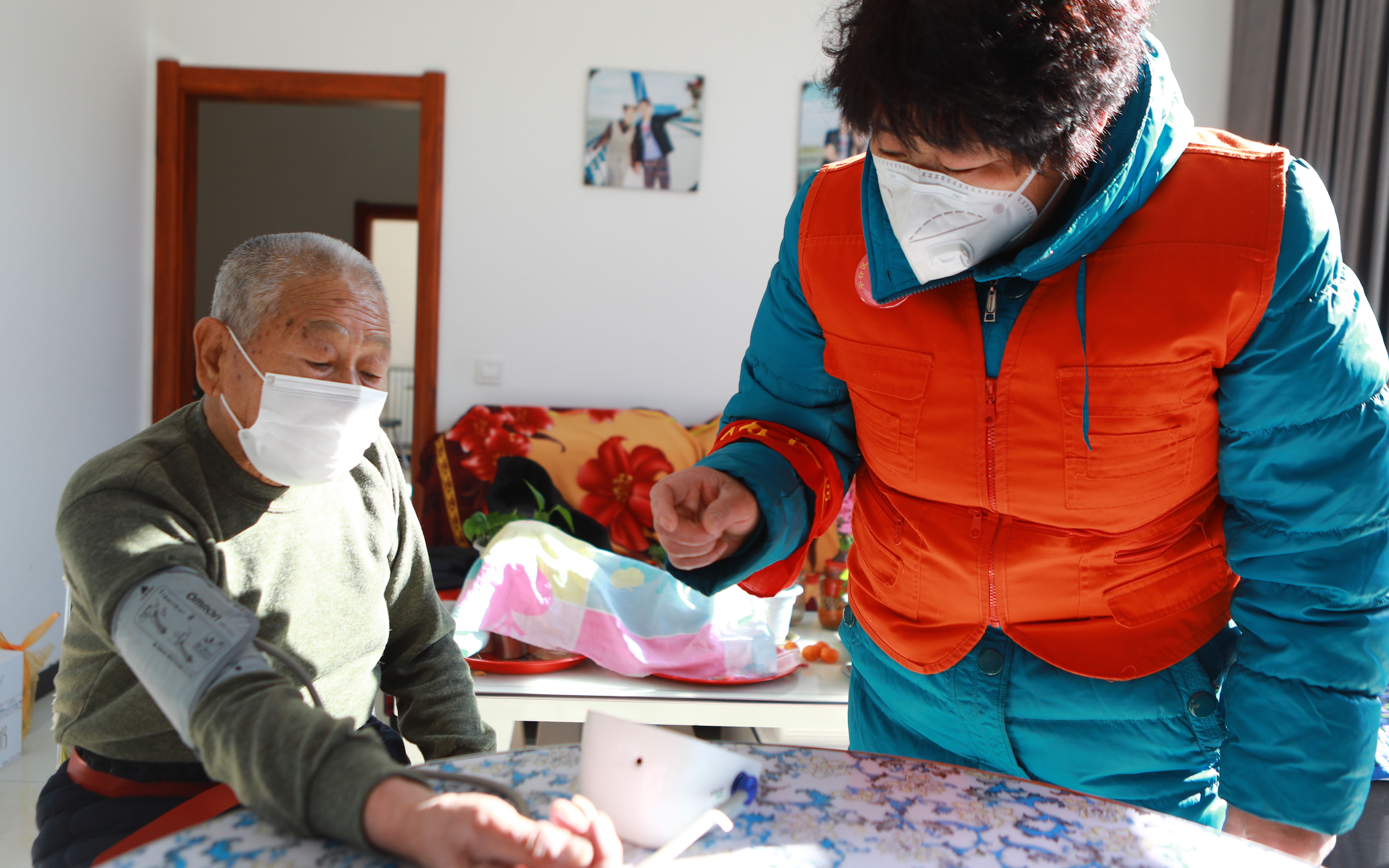 剪纸鼓舞士气,照顾空巢老人 平谷"金玫瑰"防疫勇上前