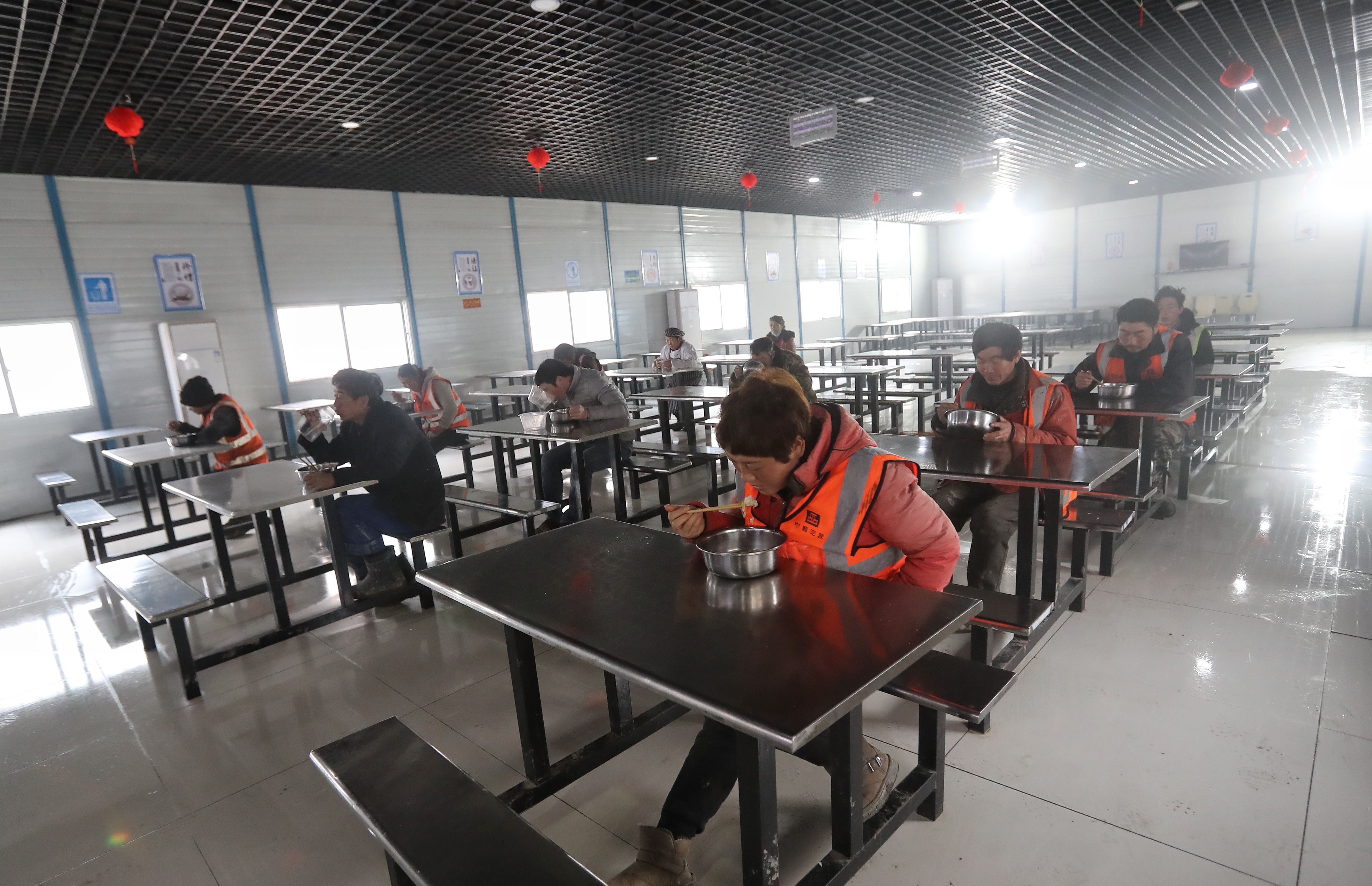广渠路东延复工,食堂错峰就餐,增设返京人员隔离区