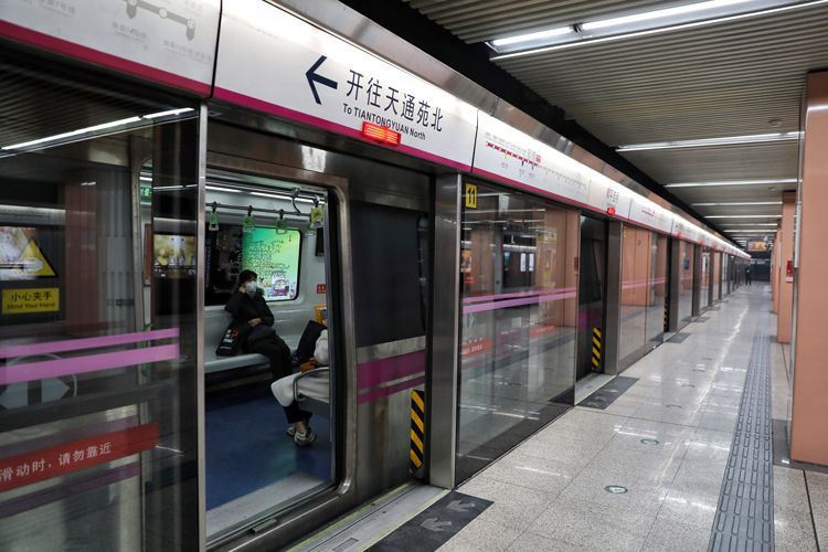 由宋家庄开往天通苑的地铁,和平西桥站无人上车.地铁5号线乘客较少.