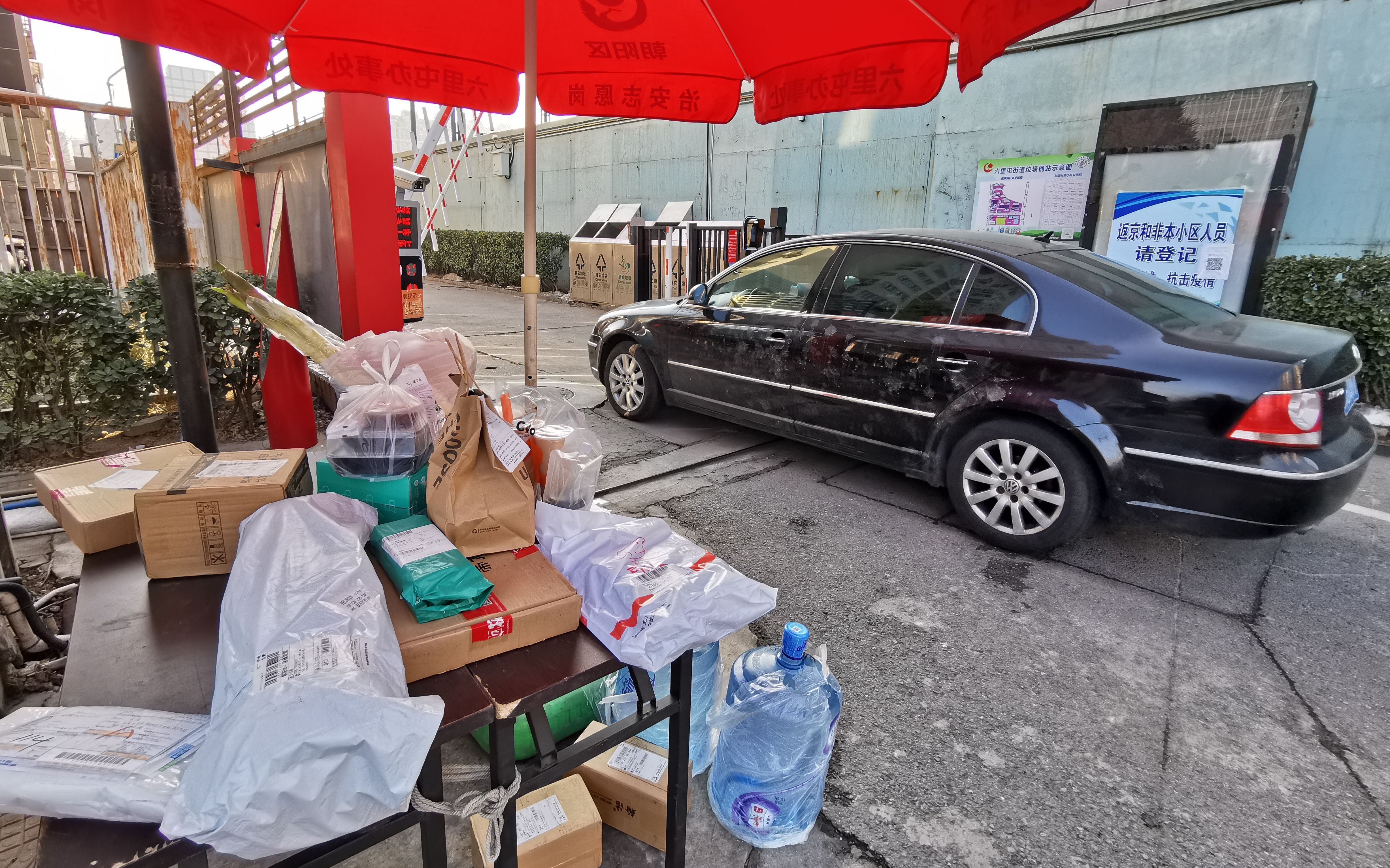 探访|北京多小区谢绝快递员进入 居民扎堆取件有风险