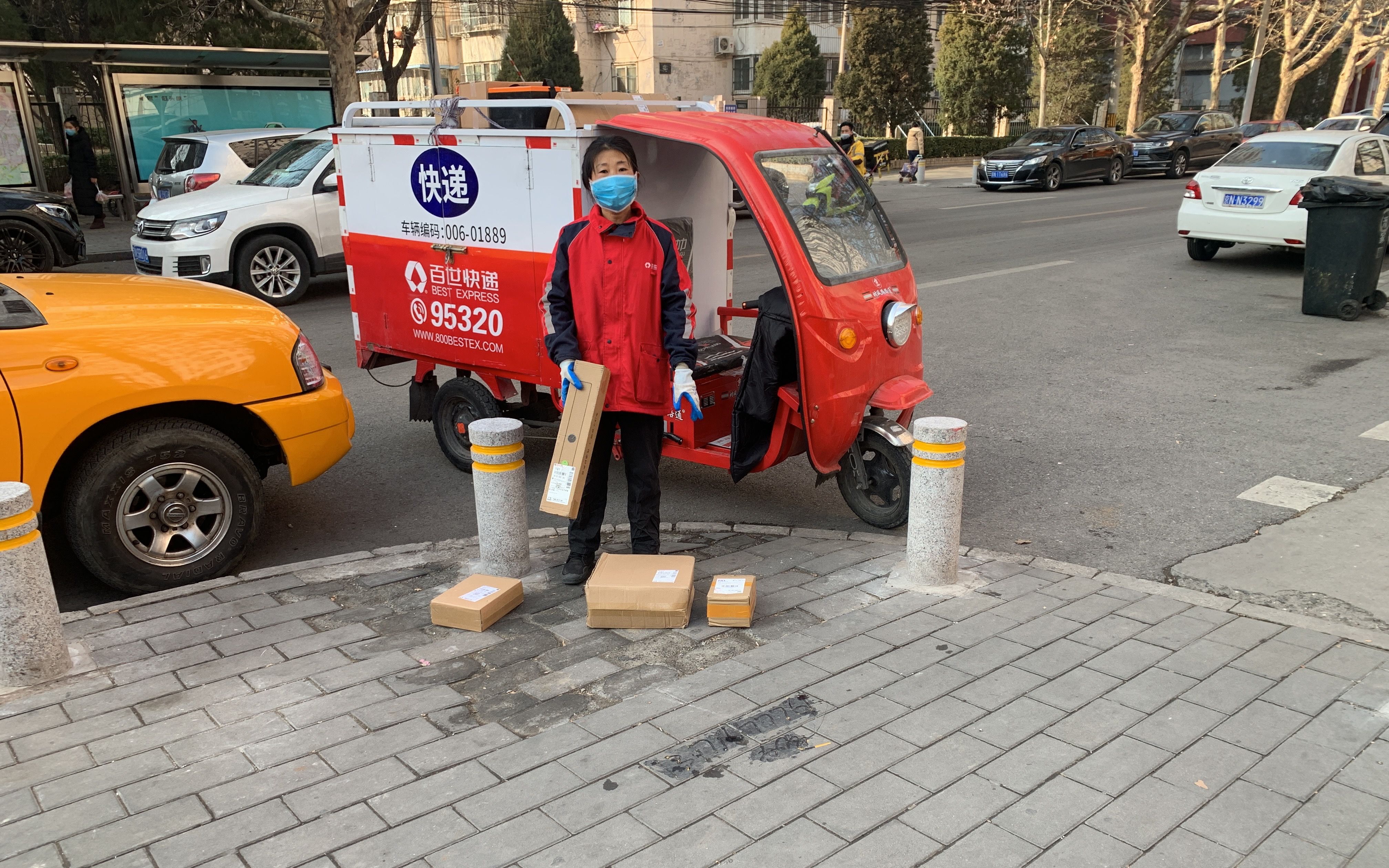探访|北京多小区谢绝快递员进入 居民扎堆取件有风险