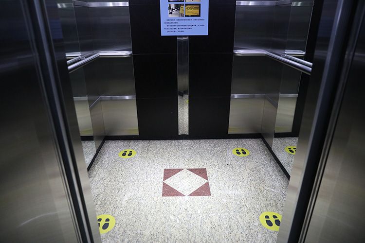 厢式电梯准乘四人,并标注间隔站位点.