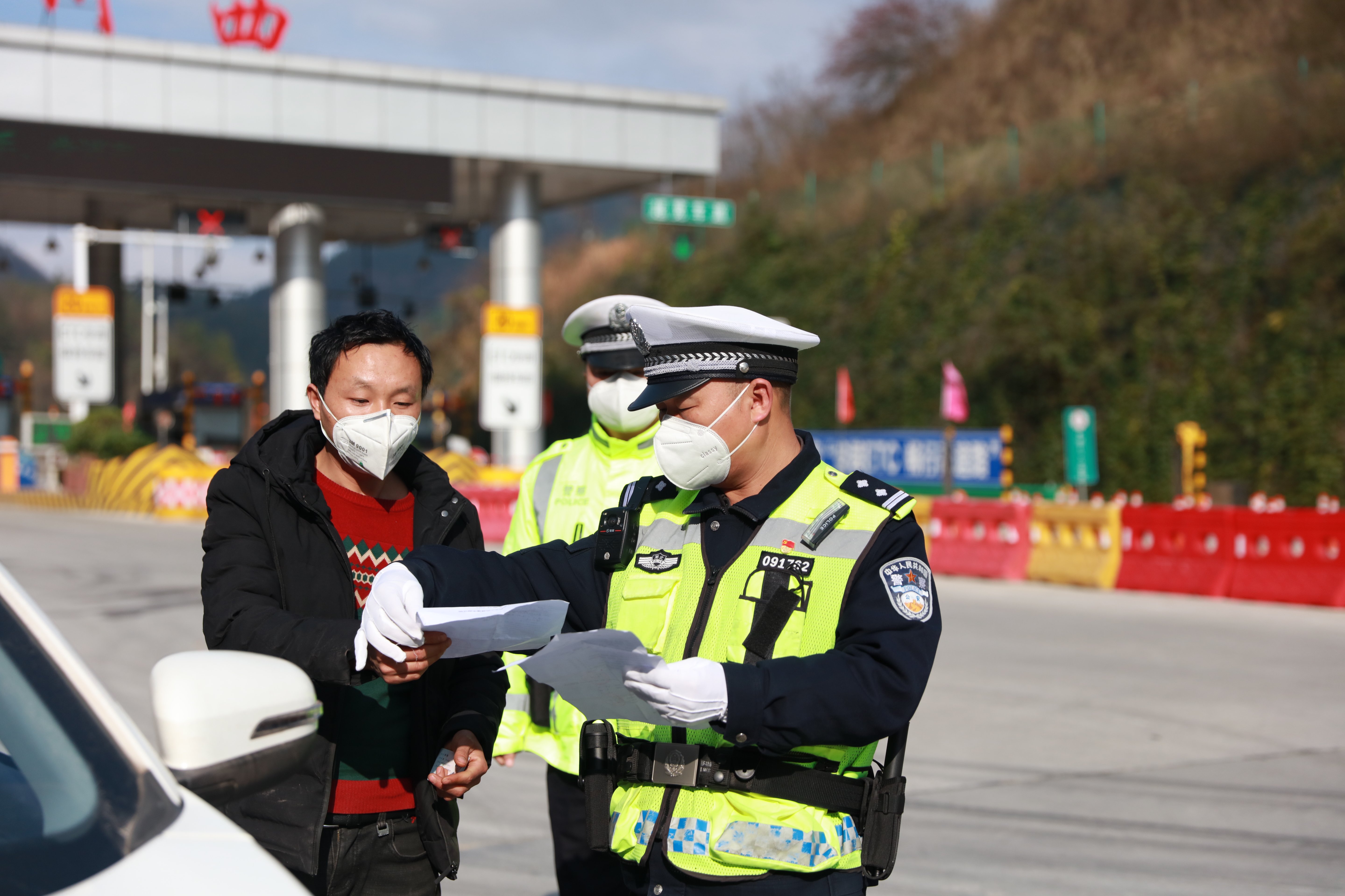 恩施交警30多天睡车里等疫情结束回家好好洗个热水澡