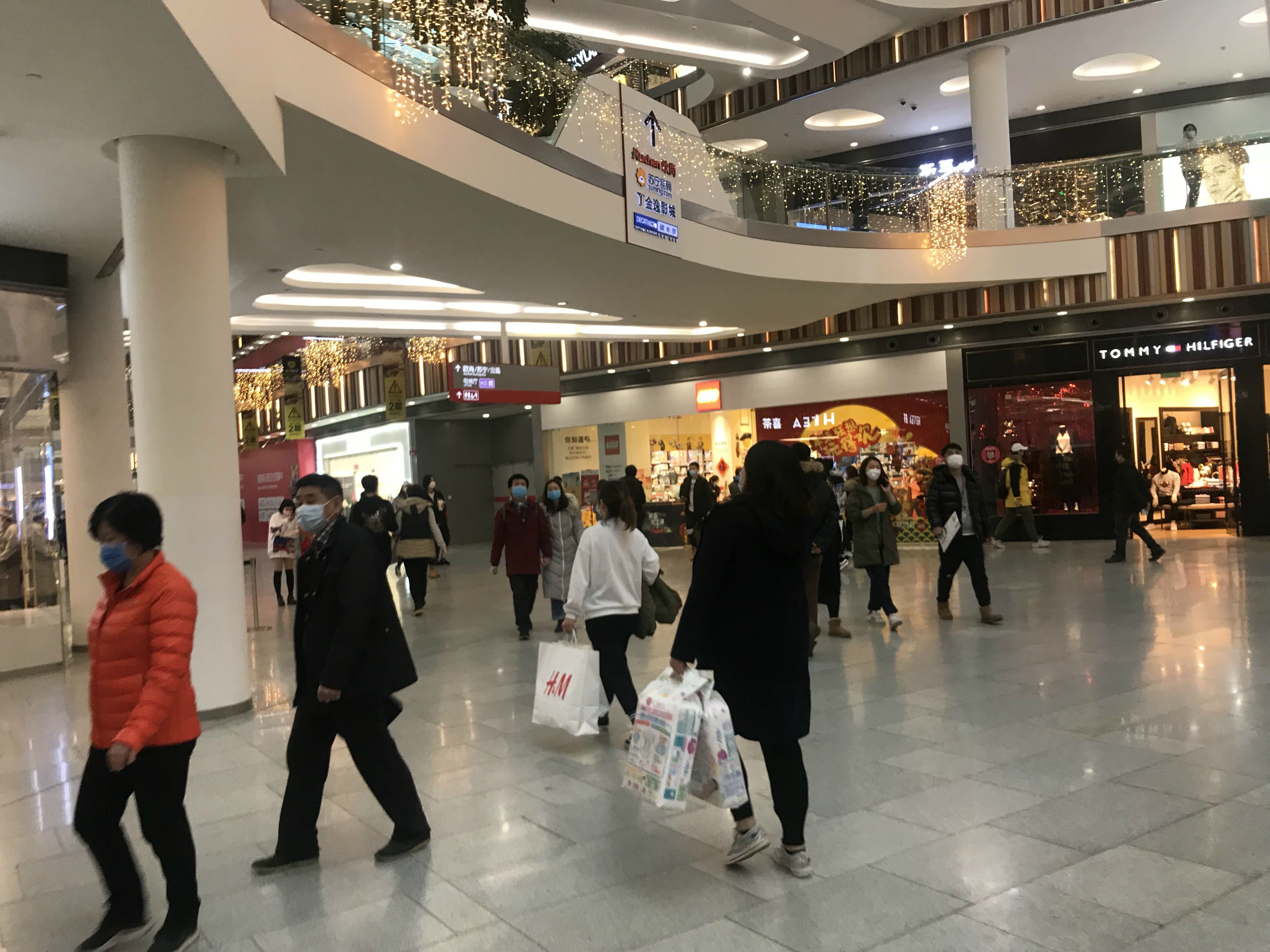 防疫探访|北京荟聚中心恢复营业,门店限流也挡不住客流