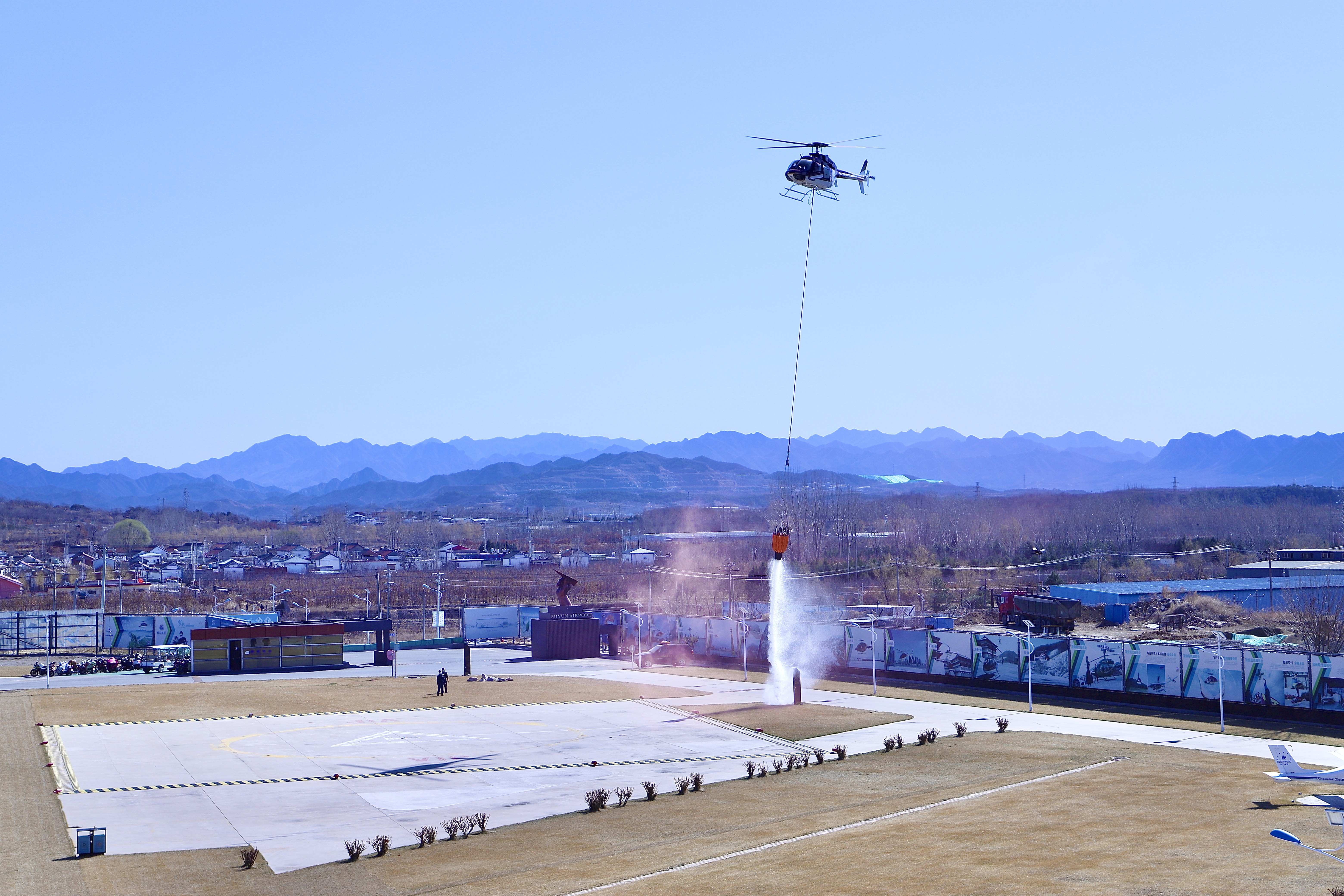 北京密云进行直升机灭火演练加强森林防火