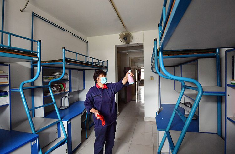 宿管人员在对学生宿舍进行消毒.